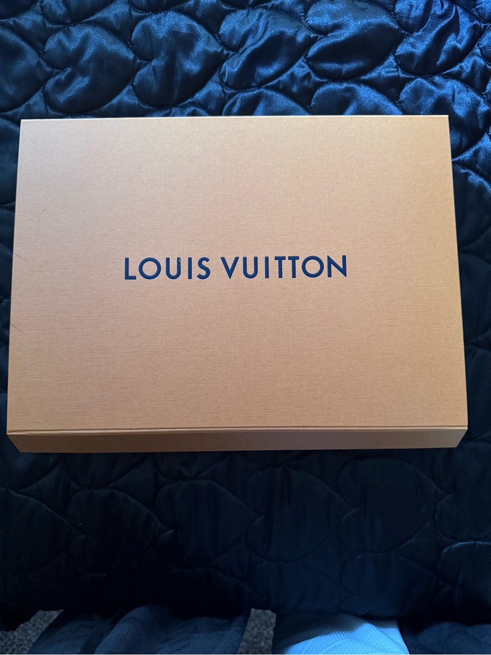 NWT Louis Vuitton LV Essential Shine Scarf M78237 Rose Pink Wool Silk Monogram